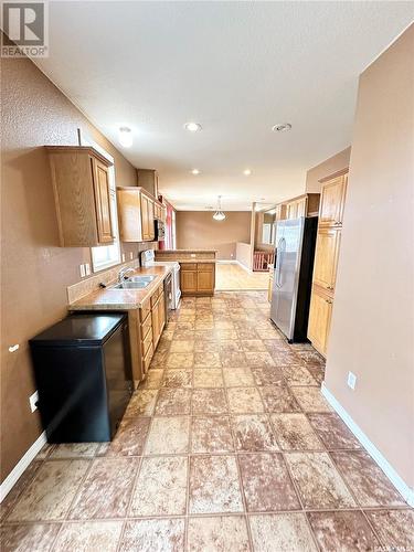 796 Johnston Drive, Weyburn, SK - Indoor Photo Showing Kitchen With Double Sink