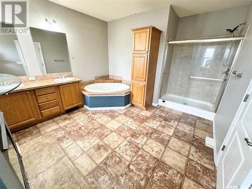 796 Johnston Drive, Weyburn, SK - Indoor Photo Showing Bathroom