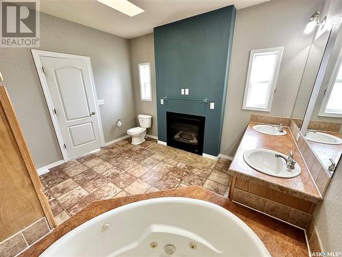 796 Johnston Drive, Weyburn, SK - Indoor Photo Showing Bathroom