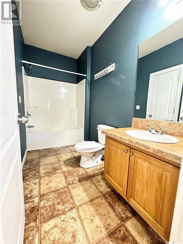 796 Johnston Drive, Weyburn, SK - Indoor Photo Showing Bathroom