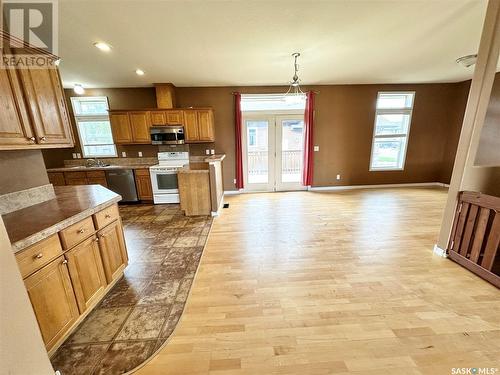 796 Johnston Drive, Weyburn, SK - Indoor Photo Showing Kitchen