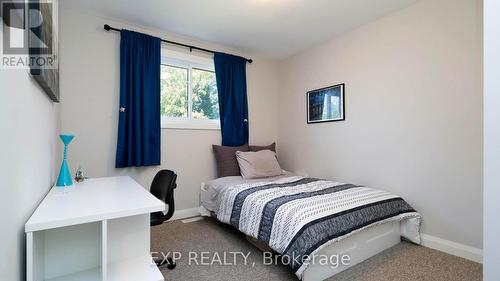 26 Pauline Crescent, London, ON - Indoor Photo Showing Bedroom