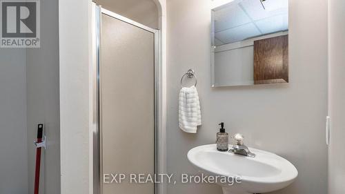 26 Pauline Crescent, London, ON - Indoor Photo Showing Bathroom