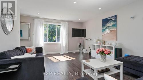 26 Pauline Crescent, London, ON - Indoor Photo Showing Living Room