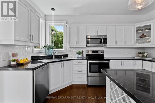 48 Commando Court, Hamilton (Waterdown), ON - Indoor Photo Showing Kitchen With Upgraded Kitchen