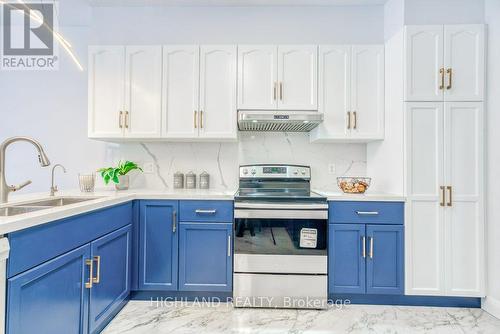 530 Wasaga Crescent, Waterloo, ON - Indoor Photo Showing Kitchen With Double Sink