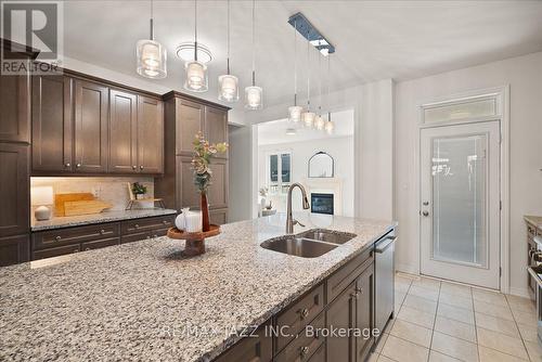 81 Masterman Crescent, Oakville, ON - Indoor Photo Showing Kitchen With Double Sink With Upgraded Kitchen