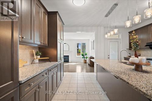 81 Masterman Crescent, Oakville, ON - Indoor Photo Showing Kitchen With Upgraded Kitchen