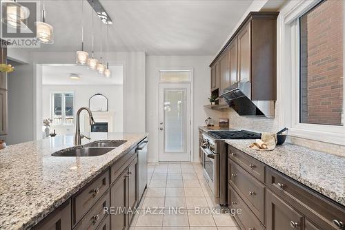 81 Masterman Crescent, Oakville, ON - Indoor Photo Showing Kitchen With Double Sink With Upgraded Kitchen