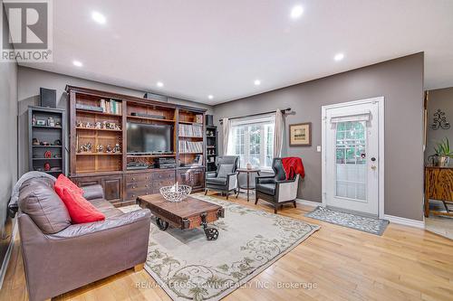 19 Mccarthy Court, Barrie, ON - Indoor Photo Showing Living Room