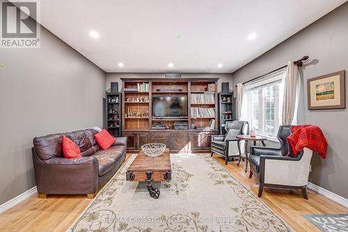 19 Mccarthy Court, Barrie, ON - Indoor Photo Showing Living Room