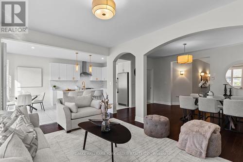 718 West Park Avenue, Bradford West Gwillimbury, ON - Indoor Photo Showing Living Room