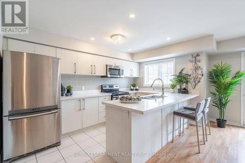 125 - 2441 Greenwich Drive, Oakville, ON - Indoor Photo Showing Kitchen With Upgraded Kitchen