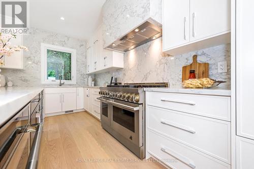 1618 Dogwood Trail, Mississauga, ON - Indoor Photo Showing Kitchen With Upgraded Kitchen