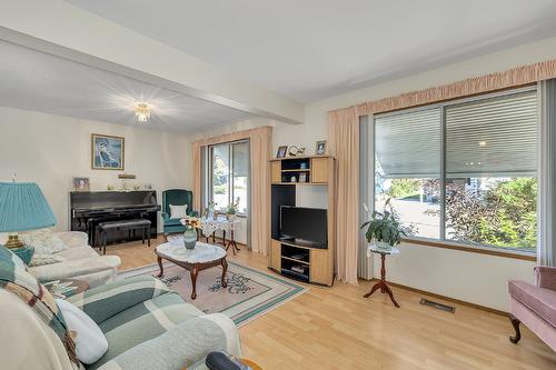 3-17017 Snow Avenue, Summerland, BC - Indoor Photo Showing Living Room