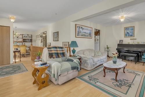 3-17017 Snow Avenue, Summerland, BC - Indoor Photo Showing Living Room