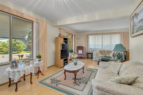 3-17017 Snow Avenue, Summerland, BC - Indoor Photo Showing Living Room