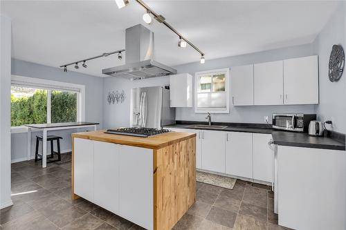 780 Coronation Avenue, Kelowna, BC - Indoor Photo Showing Kitchen