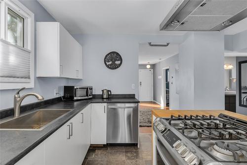 780 Coronation Avenue, Kelowna, BC - Indoor Photo Showing Kitchen