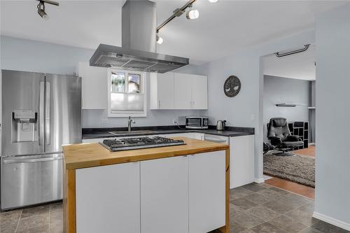 780 Coronation Avenue, Kelowna, BC - Indoor Photo Showing Kitchen With Double Sink