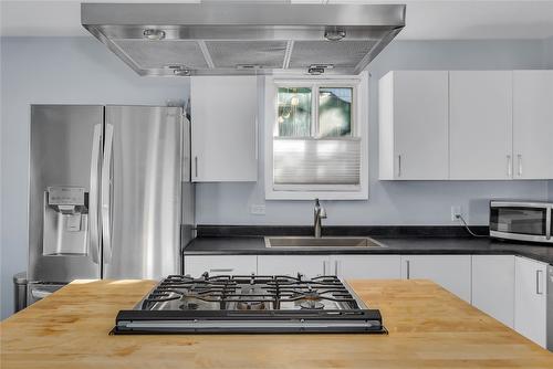 780 Coronation Avenue, Kelowna, BC - Indoor Photo Showing Kitchen