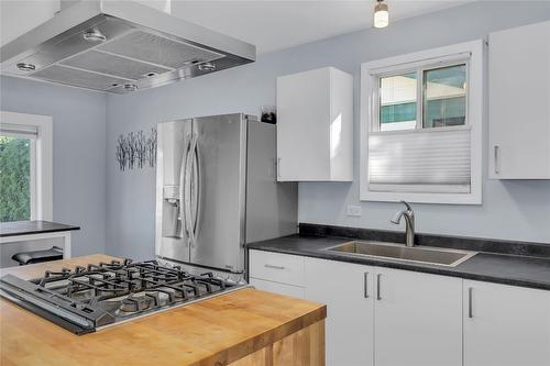 780 Coronation Avenue, Kelowna, BC - Indoor Photo Showing Kitchen With Double Sink