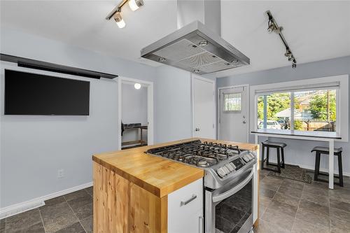 780 Coronation Avenue, Kelowna, BC - Indoor Photo Showing Kitchen