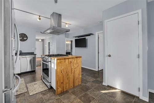 780 Coronation Avenue, Kelowna, BC - Indoor Photo Showing Kitchen