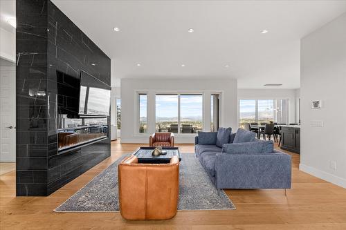 980 Ledgeview Court, Kelowna, BC - Indoor Photo Showing Living Room