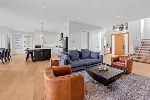 980 Ledgeview Court, Kelowna, BC - Indoor Photo Showing Living Room