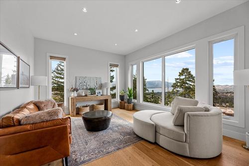 980 Ledgeview Court, Kelowna, BC - Indoor Photo Showing Living Room