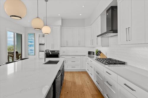 980 Ledgeview Court, Kelowna, BC - Indoor Photo Showing Kitchen With Upgraded Kitchen