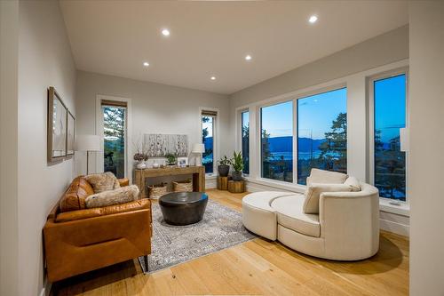 980 Ledgeview Court, Kelowna, BC - Indoor Photo Showing Living Room