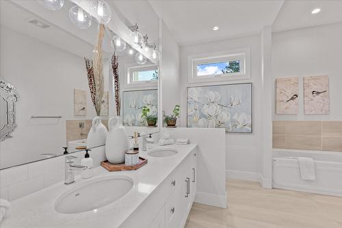 980 Ledgeview Court, Kelowna, BC - Indoor Photo Showing Bathroom