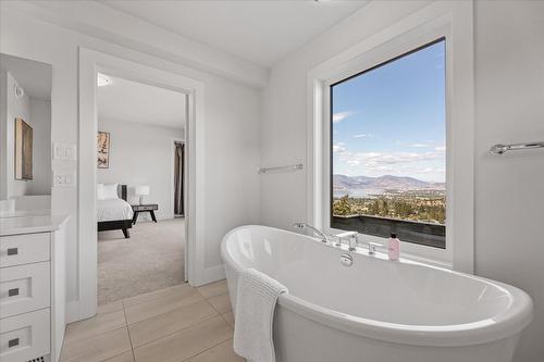 980 Ledgeview Court, Kelowna, BC - Indoor Photo Showing Bathroom