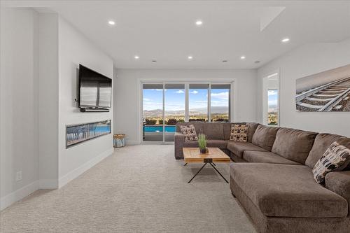 980 Ledgeview Court, Kelowna, BC - Indoor Photo Showing Living Room With Fireplace