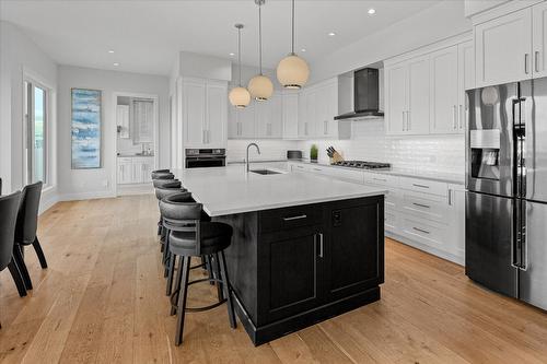 980 Ledgeview Court, Kelowna, BC - Indoor Photo Showing Kitchen With Upgraded Kitchen