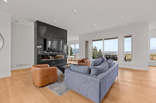 980 Ledgeview Court, Kelowna, BC - Indoor Photo Showing Living Room