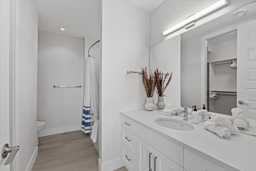 980 Ledgeview Court, Kelowna, BC - Indoor Photo Showing Bathroom