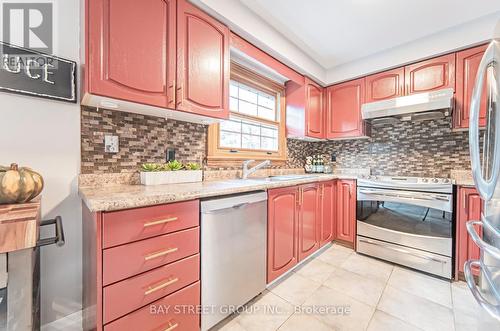 110 Summitcrest Drive, Richmond Hill, ON - Indoor Photo Showing Kitchen