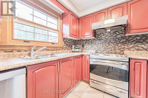 110 Summitcrest Drive, Richmond Hill, ON - Indoor Photo Showing Kitchen With Double Sink