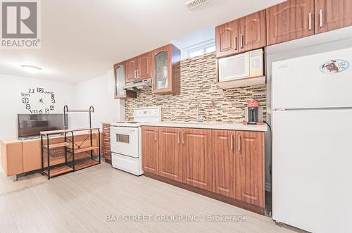 110 Summitcrest Drive, Richmond Hill (Devonsleigh), ON - Indoor Photo Showing Kitchen