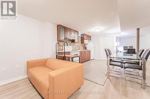 110 Summitcrest Drive, Richmond Hill, ON - Indoor Photo Showing Living Room