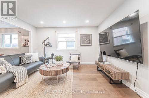 110 Summitcrest Drive, Richmond Hill, ON - Indoor Photo Showing Living Room