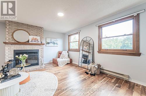 110 Summitcrest Drive, Richmond Hill (Devonsleigh), ON - Indoor Photo Showing Living Room With Fireplace