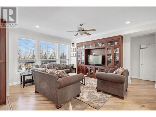 3228 Parkview Crescent, Prince George, BC - Indoor Photo Showing Living Room