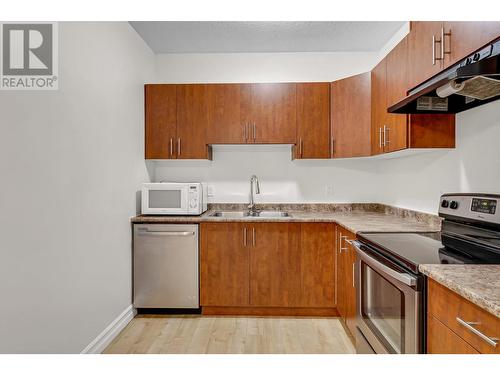 3228 Parkview Crescent, Prince George, BC - Indoor Photo Showing Kitchen With Double Sink