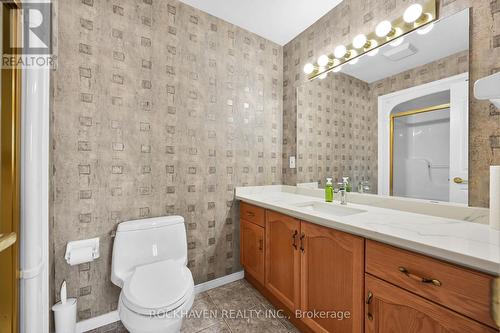 112 Redfern Avenue, Hamilton, ON - Indoor Photo Showing Bathroom