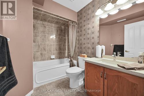 112 Redfern Avenue, Hamilton, ON - Indoor Photo Showing Bathroom