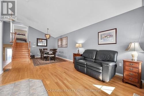 112 Redfern Avenue, Hamilton, ON - Indoor Photo Showing Living Room